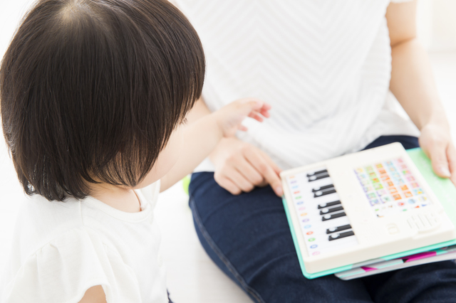 ピアノ絵本で遊ぶ親子,ピアノ,絵本,