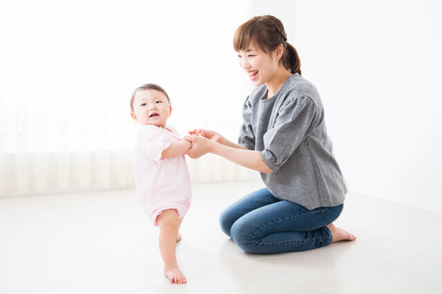 つかまり立ちの赤ちゃん,赤ちゃん,ルームシューズ,