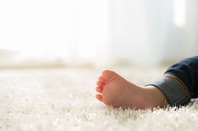 昼寝している子どもの足,赤ちゃん,ルームシューズ,