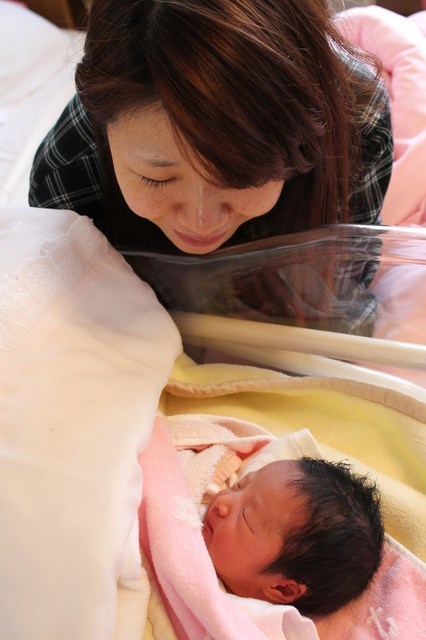 新生児とママ,ミキハウス,出産祝い,