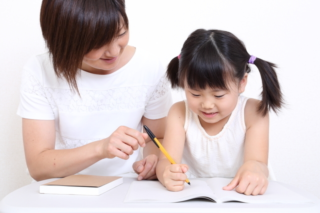 書く練習をするお母さんと女の子,鉛筆,持ち方,