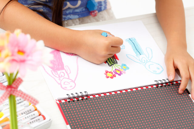 お絵かきをする子ども,鉛筆,持ち方,