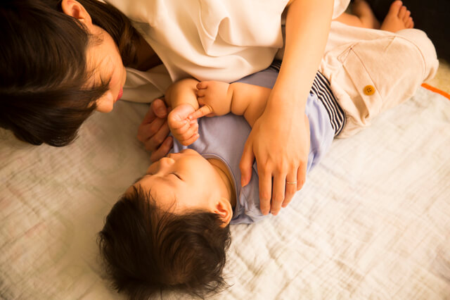 寝かしつけしている親子,おやすみホームシアター,