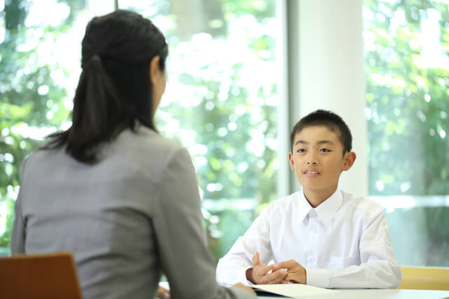 カウンセリングをうける子ども,スクールカウンセラー,