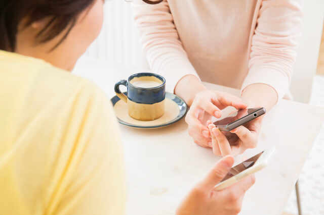 スマホを持つ女性,スクールカウンセラー,