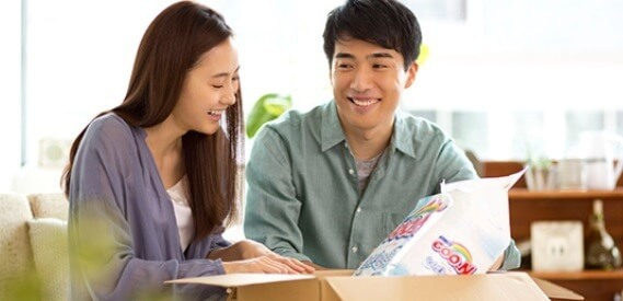 宅配のおむつを段ボールから出す夫婦,Amazon,ファミリー,