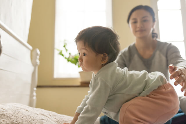 立ち上がる赤ちゃん,歩行器,子ども,