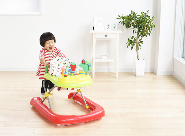 ウォーカーで遊ぶ女の子,歩行器,子ども,