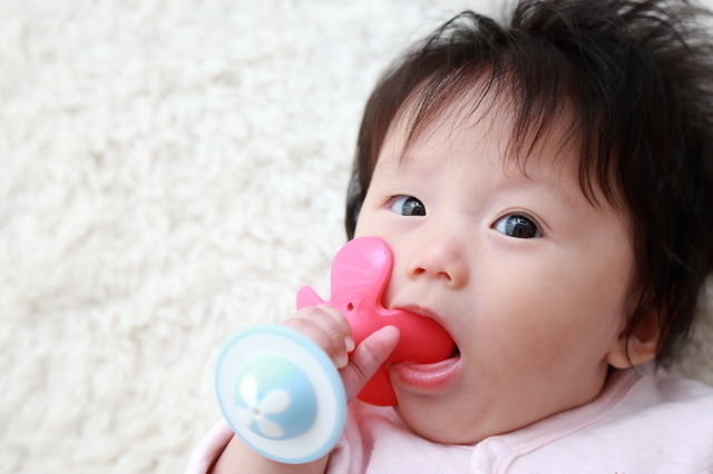 おしゃぶりをくわえている赤ちゃん,サンリオ,おもちゃ,