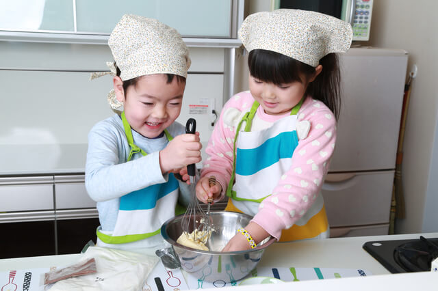 料理をする男の子と女の子,おもちゃ,料理,