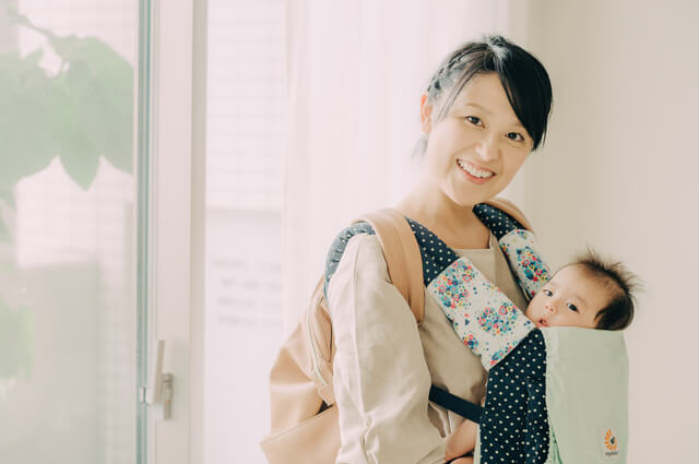 抱っこひもで赤ちゃんと外出するママ,折りたたみ傘 ,レディース,