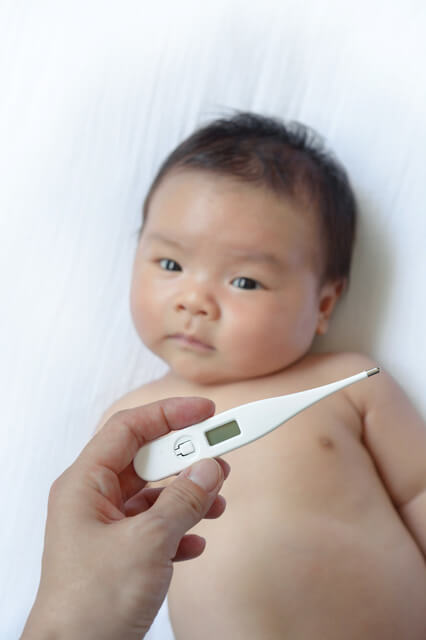 赤ちゃんと体温計,赤ちゃん,体温調節,