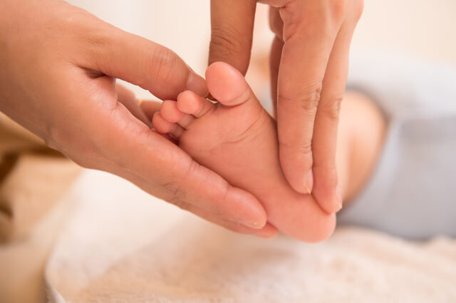 赤ちゃんの足とお母さんの手,赤ちゃん,体温調節,