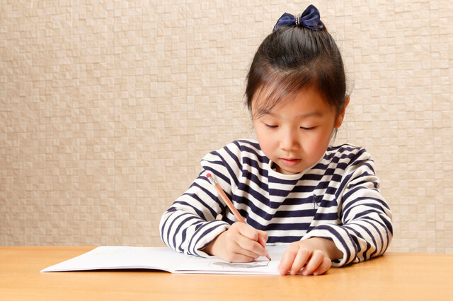 勉強している女の子,ライフスタイル,学習机,選び方