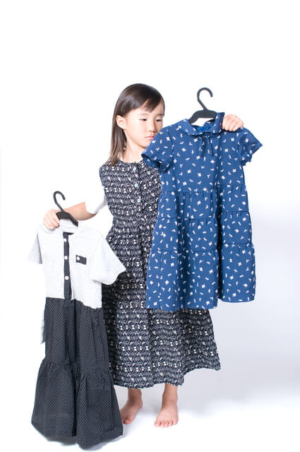 ワンピースを持つ女の子,子供服,リメイク,
