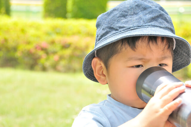 水筒でお茶を飲む男の子,子ども,水筒,おすすめ