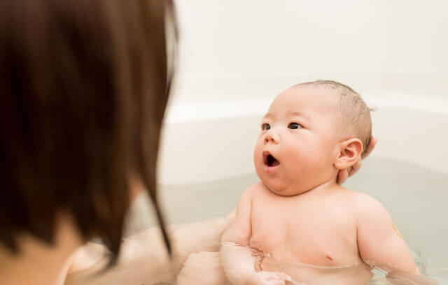 お風呂に入る赤ちゃんとママ,シャワーフック,