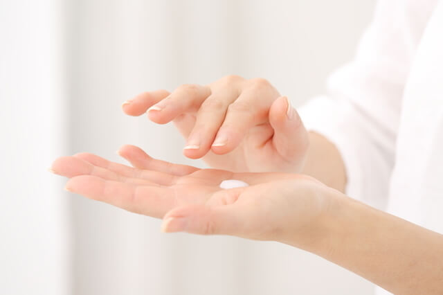 乳液をつける女性,バストケア,