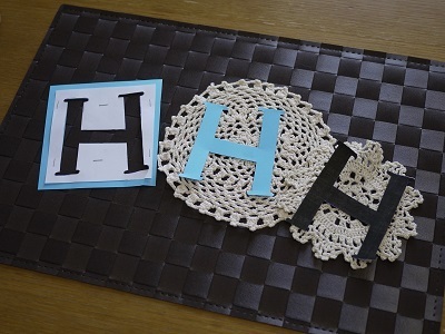 切り取られたアルファベットの文字,ガーランド,作り方,