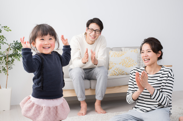 ダンスをする幼児と両親,nhk ,おかあさんといっしょ,