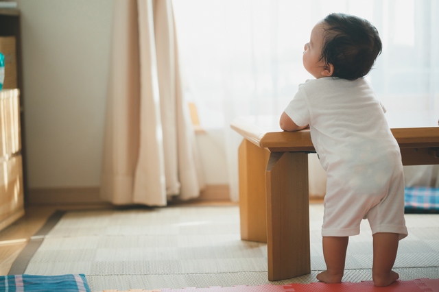立つ赤ちゃん,離乳食,チェア,
