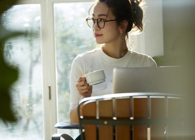 コーヒーを飲む女性,カフェイン,妊娠,