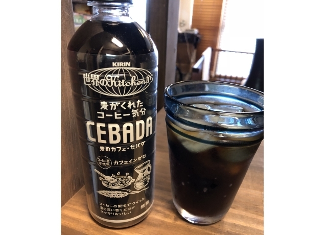 テーブルに置かれたセバダ,カフェイン,妊娠,