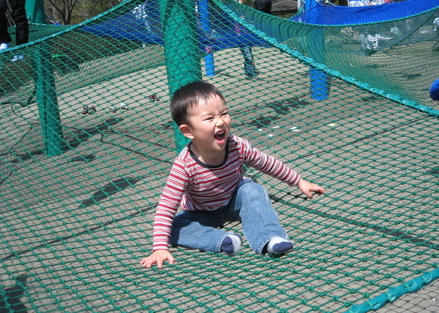 ハンモックで遊ぶ子ども,国営昭和記念公園,