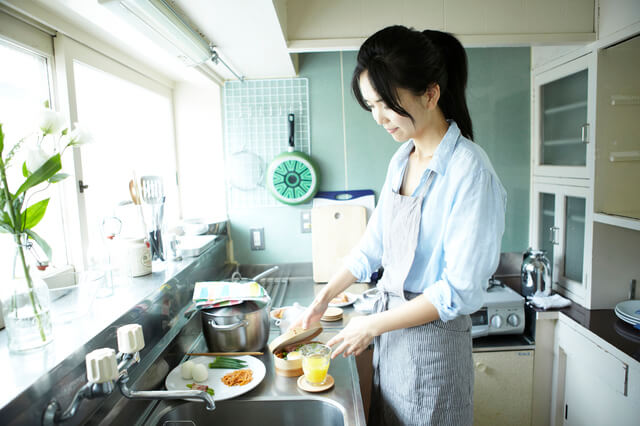 お弁当作りをする女性,お弁当,冷凍食品,