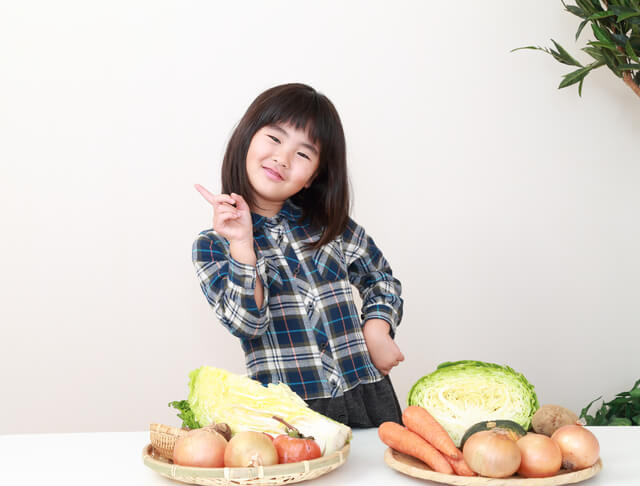 野菜を並べる女の子,お弁当,冷凍食品,