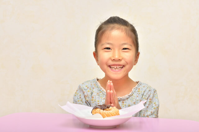 おやつを食べる前の子ども,子供,おやつ,