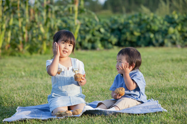 おやつタイムを楽しむ子ども達,子供,おやつ,