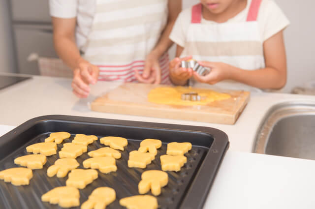 クッキーを作る親子,子供,おやつ,