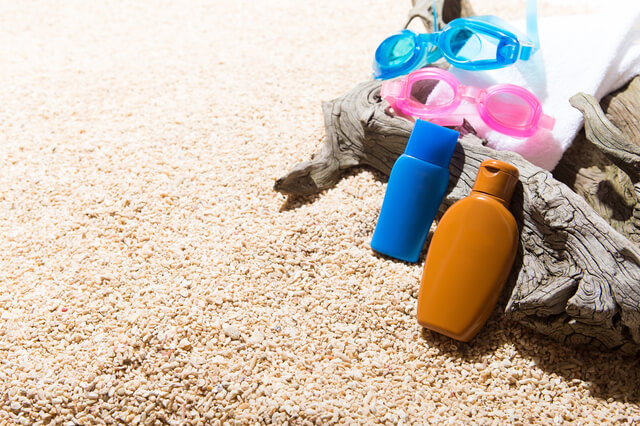 砂浜の上の日焼け止めクリーム,海水浴,持ち物,