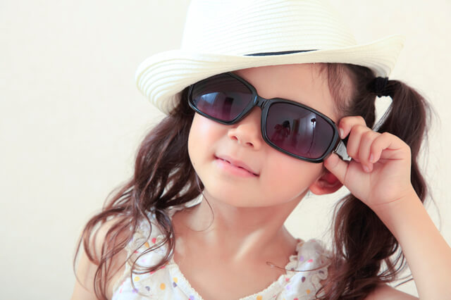 帽子とサングラスをした女の子,海水浴,持ち物,