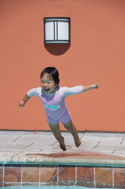 ラッシュガードを着ている女の子,海水浴,持ち物,