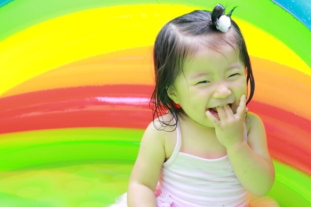 ミニプールに入る女の子,海水浴,持ち物,