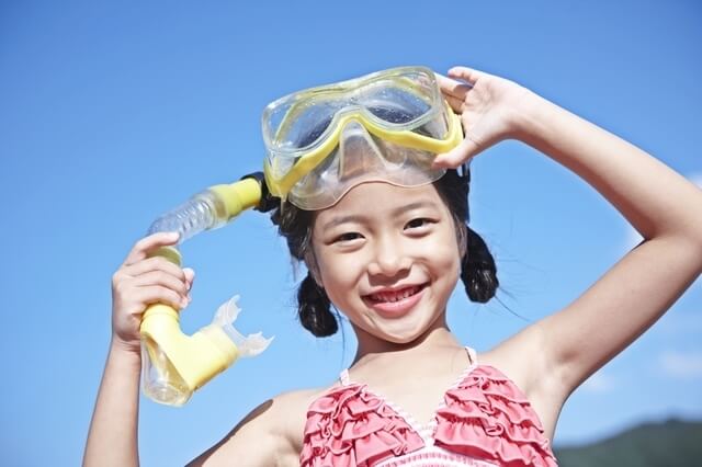 箱めがねを付けた女の子,海水浴,持ち物,