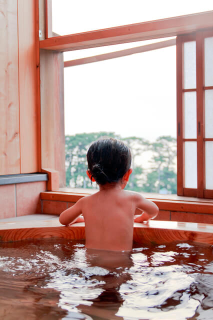 温泉に浸かる幼児,海水浴,持ち物,