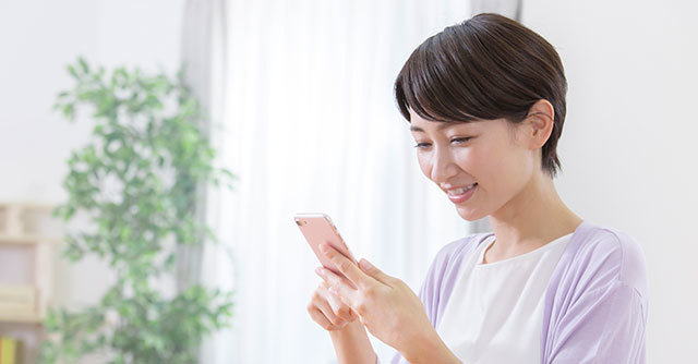 ネットで調べものをするママ,