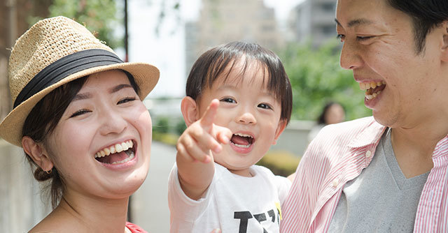 お出かけする乳幼児の家族,