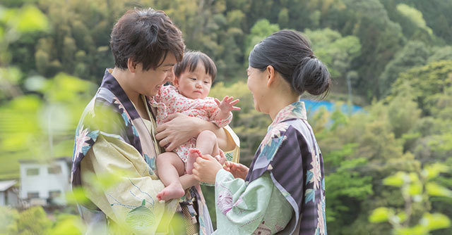 旅行を楽しむ家族,