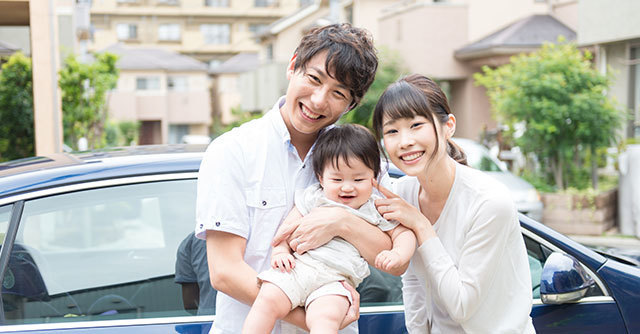 ドライブをする親子,
