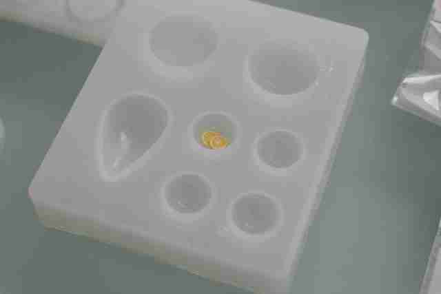 少量ずつUVレジン液を流し込み、パーツを入れる,パーツクラブ,指輪,100均