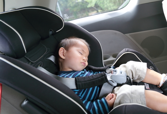 寝る子ども,チャイルドシート,うたたね,