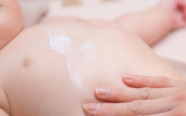 クリームを塗られる赤ちゃん,