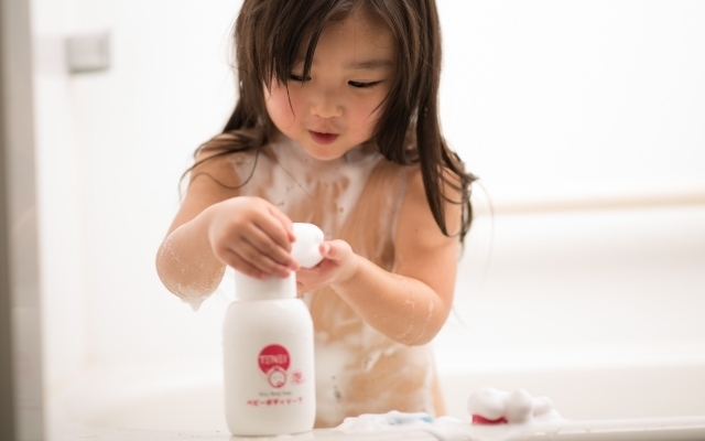 子どもがボディーソープを使う,
