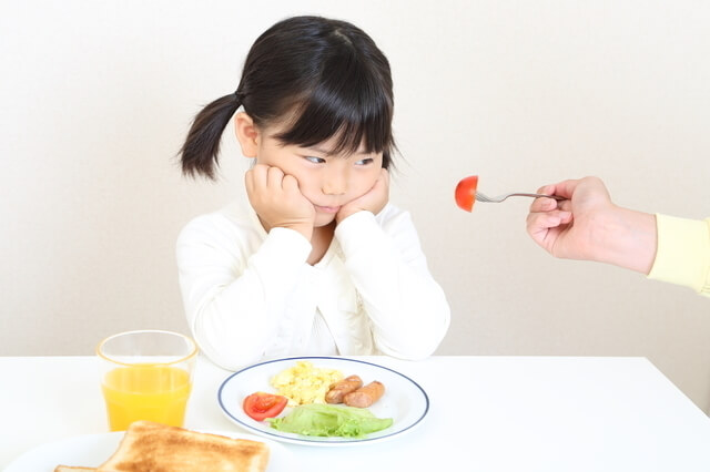 トマトを見つめる子ども,野菜,子ども,