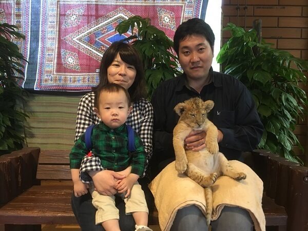 ベンチに座る家族,富士,サファリパーク,静岡