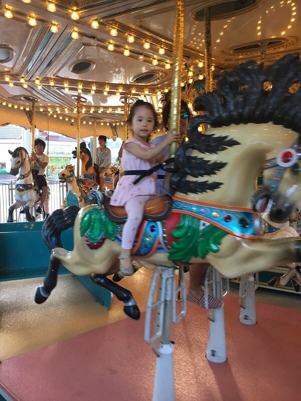 木馬に乗る女の子,ナガシマスパーランド,バス,